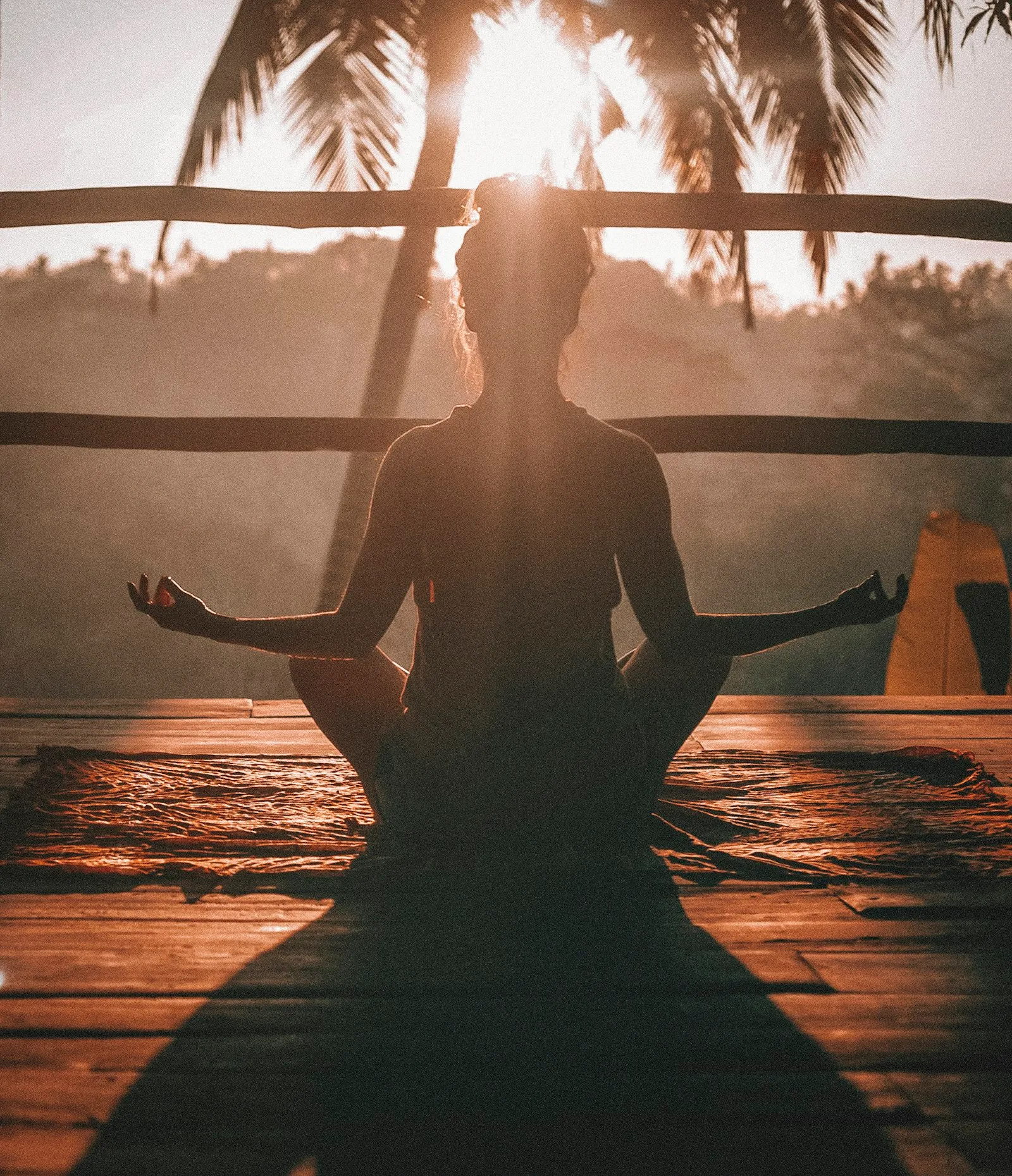 Persona meditando al aire libre