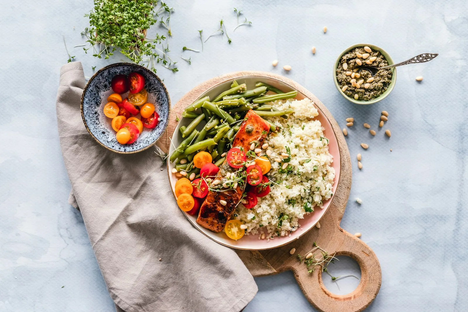 Plato con quinoa, verduras y legumbres